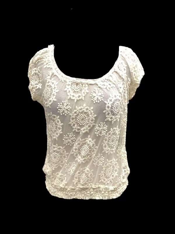 women's tops for those who want to wear pieces that are both functional and fashionableCream Top Short Sleeve Forever 21, Size S