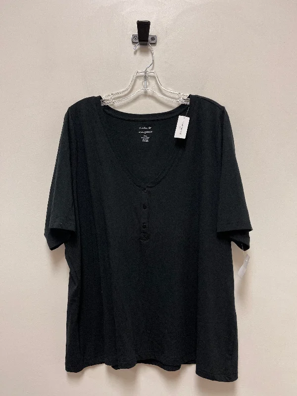 women's tops for those who refuse to compromise on styleBlack Top Short Sleeve Banana Republic, Size 2x